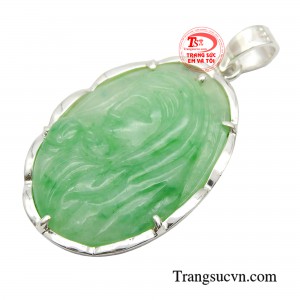 Mặt dây chuyền này mang trong mình vẻ đẹp sang trọng và tinh tế.