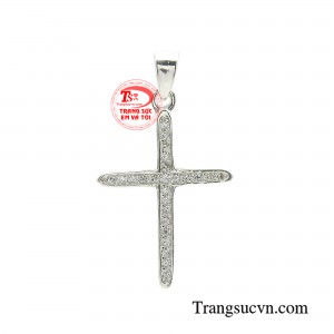 Mặt thánh giá bạc ban ơn được chế tác hoàn toàn từ bạc với hàm lượng chiếm 92.5%, mang đến cho các cô nàng sự yên tâm khi trải nghiệm sản phẩm.