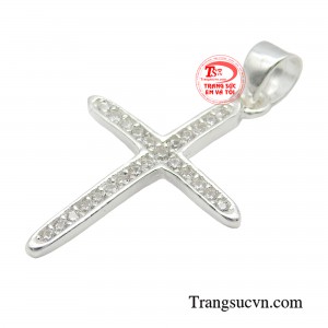 Chất liệu bạc cao cấp giúp cô gái của chúng ta tự tin tỏa sáng. 