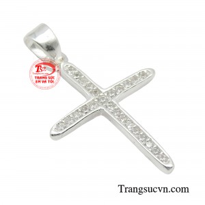 Chiếc mặt dây có thể kết hợp với nhiều kiểu dây chuyền khác nhau, đặc biệt sẽ là một kết hợp hoàn hảo khi bạn lựa chọn một sợi dây chuyền nhẹ nhàng.