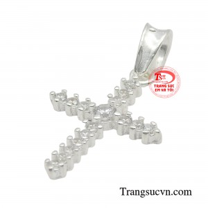 Với kiểu dáng hiện đại, cá tính chắc chắn mặt dây chuyền bạc nữ thánh giá sẽ không làm các nàng thất vọng. 