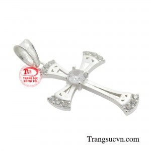 Mặt dây được gắn những viên đá CZ tạo nên màu sắc lấp lánh và nổi bật.