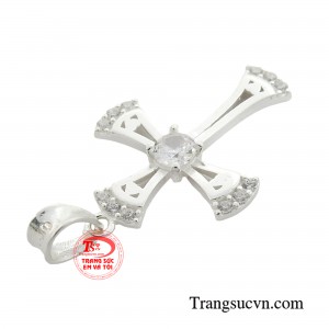 Người ta cho rằng mang trang sức thánh giá bên người sẽ được Chúa bảo vệ. 