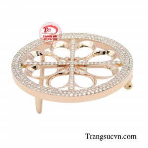 Vậy nên một chiếc mặt dây thắt lưng bằng vàng 18k đính nạm kim cương sẽ là món đồ xa xỉ mà phái đẹp không thể bỏ qua.