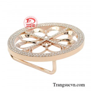 Khi diện món trang sức này, người ta sẽ liên tưởng ngay đến những quý cô sành điệu, sang chảnh bởi đẳng cấp và giá trị của nó mang lại.