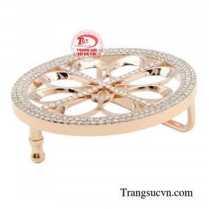 Sản phẩm được đính kết 301 viên kim cương thiên nhiên cùng họa tiết hoa văn độc đáo tôn lên vẻ đẹp khí chất sang trọng cho quý cô.