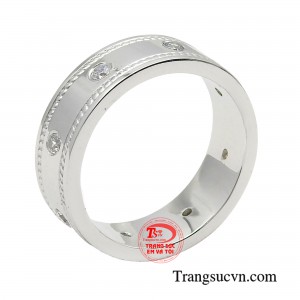 Nhẫn nam phong độ bản lĩnh đơn giản nhưng lại giúp tổng thể đôi tay của phái mạnh trở nên rất hài hòa và cá tính hơn.