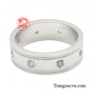 Kiểu nhẫn nam này cùng thường được nam giới chọn để thể hiện phong cách riêng của chính mình.