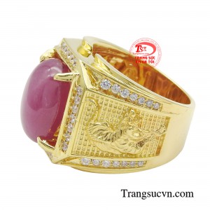 Chiếc nhẫn không chỉ là một món trang sức đẹp mắt mà còn mang ý nghĩa sâu sắc về sự mạnh mẽ và quyền lực.