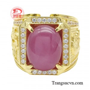 Đá quý ruby, với màu đỏ rực rỡ và sắc sảo, tượng trưng cho tình yêu, sự nhiệt huyết và quyền lực. 
