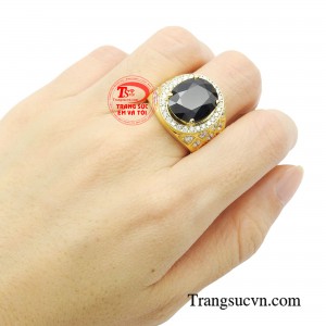 Kết hợp song song là chất liệu vàng 18K cực kỳ sang trọng. 