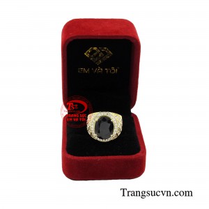 Với vẻ đẹp lộng lẫy đến từng đường nét của mình, chiếc nhẫn kết hợp 2 loại đá quý sapphire và kim cương thiên nhiên được xem là sự lựa chọn hoàn hảo nhất cho các quý ông thành đạt và đẳng cấp.