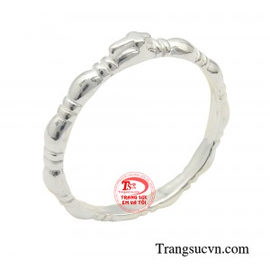 Nhẫn nữ bạc thánh giá cá tính mang đến cảm giác tươi mới, hiện đại, trẻ trung không bao giờ lỗi mốt.