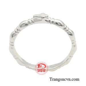 Nhẫn bạc là món trang sức nhỏ gọn mà lại vô cùng sang trọng không chỉ giúp bảo vệ sức khỏe.