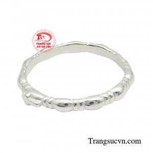 Chiếc nhẫn với thiết kế khá là đơn giản nhưng đầy cuốn hút mang lại sự cộng hưởng hoàn hảo tạo nên được hiệu ứng, ánh sáng rực rỡ giúp thu hút ánh nhìn.