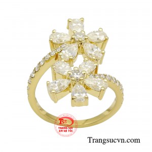 Chiếc nhẫn khoe khéo đôi bàn tay thon thả đang nâng niu những cánh hoa đang vươn mình khoe sắc, tỏa ánh rực rỡ tô điểm cho từng khoảnh khắc của phái đẹp.