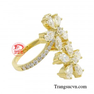 Với món trang sức này, nàng có thể phối cùng một chiếc váy màu trắng để tăng thêm vẻ ngọt ngào, tươi tắn.