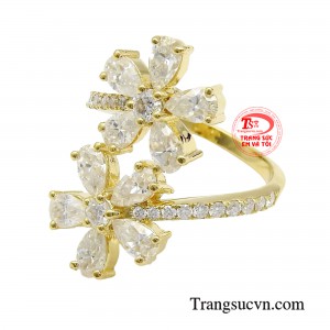 Nếu bạn muốn tìm kiếm một điểm nhấn vừa nổi bật nhưng không kém phần tinh tế trên đôi tay thì chiếc nhẫn hoa cỏ mùa xuân chính là chân ái.