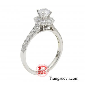 Nhẫn nữ kiều diễm vàng trắng khiến nàng nâng tầm phong cách không còn đơn điệu trong bộ trang phục hàng ngày.