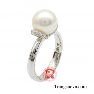 Nhẫn nữ ngọc trai kết kim cương là gợi ý dành cho những cô nàng yêu thích sự lấp lánh, nổi bật.