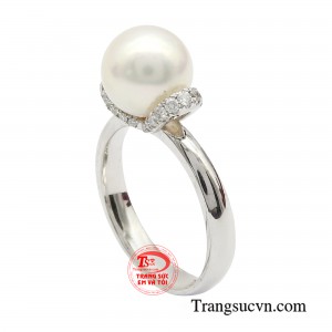 Mẫu nhẫn này được tô điểm bởi viên ngọc trai tròn đều không tì vết