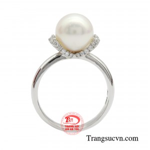 Cùng với đó là hai dải kim cương uốn lượn mềm mại bao quanh tạo vẻ ngoài cho quý cô thêm phần thanh lịch.