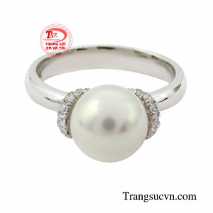 Đây là biểu tượng của vẻ đẹp hoa lệ và sang trọng, khiến mọi quý cô không thể rời mắt ngay từ ánh nhìn đầu tiên.