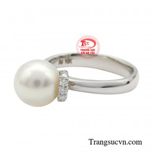 Nhẫn ngọc trai kết kim cương sẽ mang đến một phong cách đơn giản nhưng vô cùng tinh tế dành cho chủ nhân sở hữu.