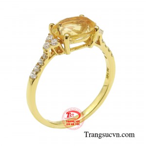 Nhẫn nữ thạch anh cuốn hút được thiết kế tinh tế, hiện đại, tôn lên vẻ đẹp kiêu sa cuốn hút cho phái đẹp.