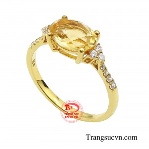 Chiếc nhẫn được chế tác công phu cùng những đường nét tỉ mỉ trên nền chất liệu vàng 14k