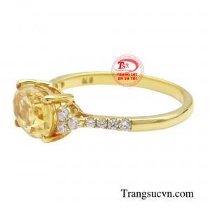 Viên đá thạch anh như tỏa ra thứ ánh sáng lấp lánh nhưng rất dịu nhẹ và ấm áp như nắng xuân.