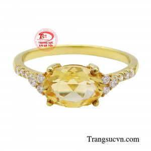 Citrine mang trong mình những năng lượng đặc biệt, không chỉ làm đẹp cho người đeo, chiếc nhẫn đá quý còn hỗ trợ vận mệnh, mang đến may mắn, bình an và cải thiện sức khỏe thể chất lẫn tinh thần.
