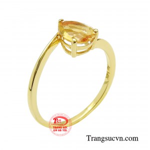 Nhẫn nữ thạch anh đẳng cấp mang vẻ đẹp kiêu hãnh từ vàng, ánh sắc lấp lánh từ đá citrine luôn là bộ đôi hoàn hảo cho mọi quý cô trong đêm hội sắc màu. 