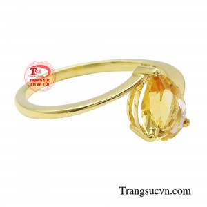 Rạng rỡ như ánh mặt trời, đem đến ánh sáng, niềm tin cho cuộc sống, màu vàng của thạch anh lộng lẫy và cuồng nhiệt tạo nên sức hút cho chủ nhân của chiếc nhẫn.