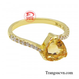 Chiếc nhẫn như một vương miện tỏa sáng nâng đỡ đón lấy viên đá lấp lánh ánh vàng đầy kiêu sa.