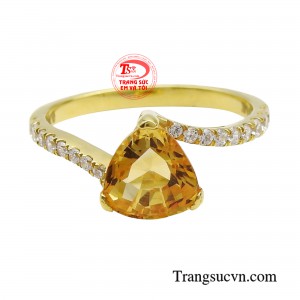 Chiếc nhẫn mang đậm vẻ đẹp cổ điển, sử dụng chất liệu đá thạch anh vàng đem đến vẻ đẹp sang trọng, quý phái.