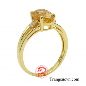 Nhẫn nữ thạch anh thời thượng khiến nhiều chị em phải mê mẩn bởi vẻ đẹp dịu dàng mà quyến rũ. 