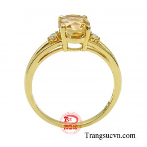 Chiếc nhẫn được thiết kế với hình oval đầy nữ tính, tô điểm thêm đá Cz giúp tổng thể sáng bừng và làm cho viên đá Citrine chủ đạo nổi bật hơn. 