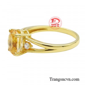 Viên đá có giác cắt hoàn hảo để tăng độ tán sắc mang đến sự sang chảnh cho người đeo.