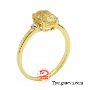 Nhẫn nữ thạch anh tinh xảo lấy cảm hứng từ ánh trăng dịu dàng, thanh khiết. 