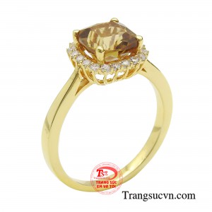 Nhẫn nữ thạch anh tỏa sáng với chất đá trong trẻo, lôi cuốn được bao quanh hàng đá cz lấp lánh.