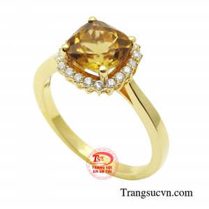 Chiếc nhẫn không chỉ mang lại sự quyến rũ, sức hút không thể cưỡng lại mà còn đem đến sự sung túc, may mắn về tài lộc cho người đeo. 