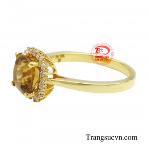 Nhẫn nữ được chế tác từ đá citrine phù hợp với những người mang mệnh Thổ và Kim. Loại đá quý này tỏa ra nguồn năng lượng ấm áp, tích cực và giúp thanh lọc cơ thể. 