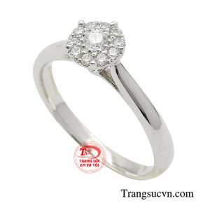 Món trang sức giúp các cô gái thể hiện sự tự tin nhưng cũng không kém phần nữ tính và thanh lịch.