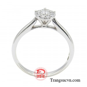 Một người phụ nữ sở hữu chiếc nhẫn này, dù cô ấy chẳng xinh đẹp nổi bật hay giàu có về vật chất thì cô ấy vẫn là người phụ nữ cực kỳ sang trọng, ưu nhã.