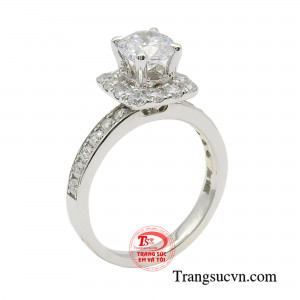 Nhẫn nữ vàng trắng phóng khoáng với sắc trắng tinh khôi là điểm nhấn không thể thiếu của phái đẹp. 