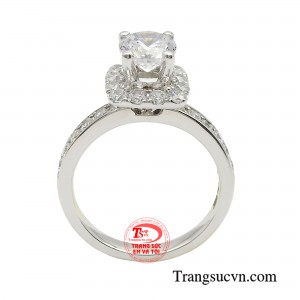 Thiết kế theo kiểu dáng nữ tính, xinh xắn nhưng không kém phần nổi bật giúp nàng thêm phần quyến rũ. 