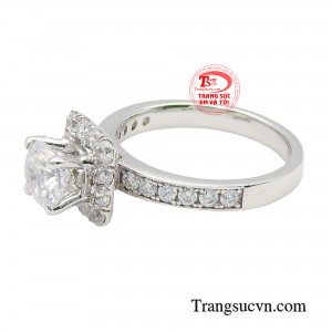 Sản phẩm không chỉ làm nổi bật lên vẻ yêu kiều của chị em mà còn toát lên khí chất mạnh mẽ, cá tính của những cô gái trẻ trung, hiện đại.