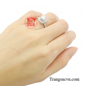 Nhẫn nữ vàng trắng phóng khoáng được xem là món phụ kiện thần kỳ giúp nàng tỏa sáng dù ở bất kỳ nơi đâu.