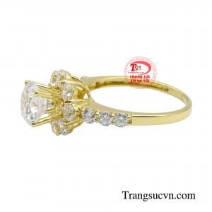 Chiếc nhẫn lấp lánh như những cánh hoa bừng sáng, khiến dung nhan nàng thêm duyên dáng, tỏa ra sức cuốn hút đắm say từ mọi góc nhìn.